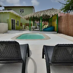 Pista Q Hostel&apartments Oranjestad